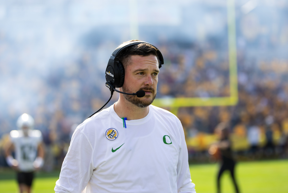 Oregon Ducks head coach Dan Lanning against the Arizona State Sun Devils at Mountain America Stadium.